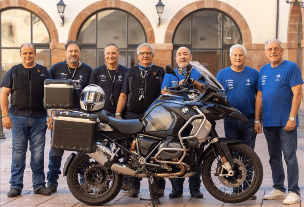 Integrantes de KM Solidarity, junto a su moto BMW GS1250R